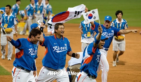 2008 베이징 올림픽에서 금메달을 따고 기뻐하는 한국 야구 대표팀 선수들. /AFPBBNews=뉴스1