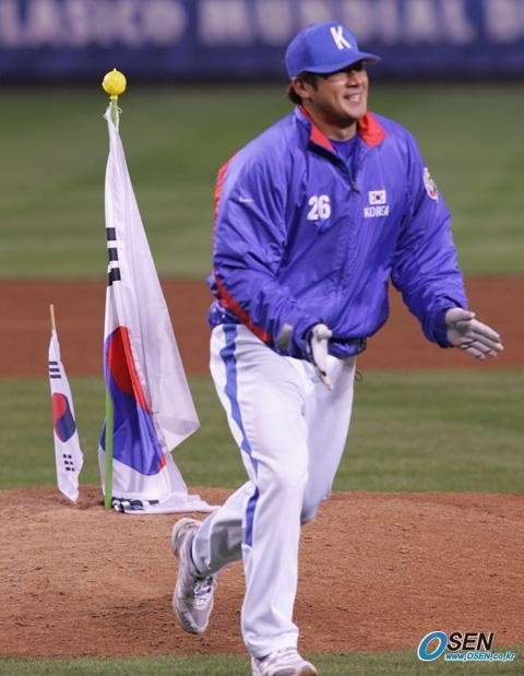 서재응이 2006 WBC 일본전에서 승리한 뒤 에인절스타디움 마운드에 태극기를 꽂은 모습. /사진=OSEN