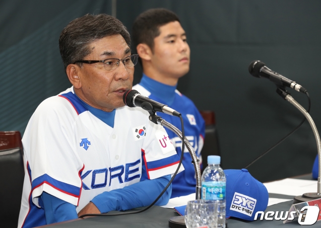 이성열 세계청소년야구선수권대회 국가대표팀 감독이 16일 오후 부산 기장군청 9층 회의실에서 열린 '제29회 기장 세계청소년야구선수권대회(18세 이하)선수단 출정식에서 인사말을 하고 있다./사진=뉴스1