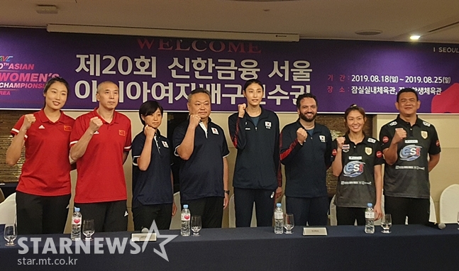 (왼쪽부터) 중국 류얀한과 쥬앙 바오 감독-일본 마쓰이 다마키와 노보루 아이하라 감독-한국 김연경과 라바리니 감독-태국 누투사라 톰콤과 다나이 스리와차라마이타쿨 감독이 '제20회 신한금융 서울 아시아여자배구선수권' 기자회견에 참석했다./사진=심혜진 기자
