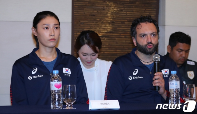 스테파노 라바리니 여자배구 국가대표 감독과 김연경이 17일 오후 서울 강남구 청담동 리베라호텔에서 열린 '2019 신한금융 서울 아시아여자배구선수권대회' 기자회견에서 각오를 다지고 있다./사진=뉴스1
