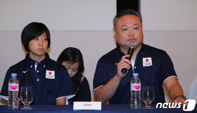 노보루 아이하라 일본대표팀 감독과 타마키 마츠이가 17일 오후 서울 강남구 청담동 리베라호텔에서 열린 '2019 신한금융 서울 아시아여자배구선수권대회' 기자회견에서 각오를 다지고 있다./사진=뉴스1
