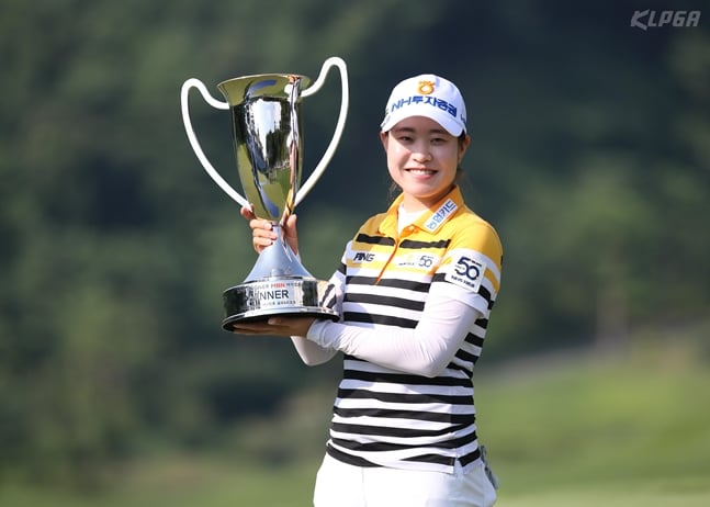 18일 우승 트로피를 들고 포즈를 취하고 있는 박민지. /사진=KLPGA 제공