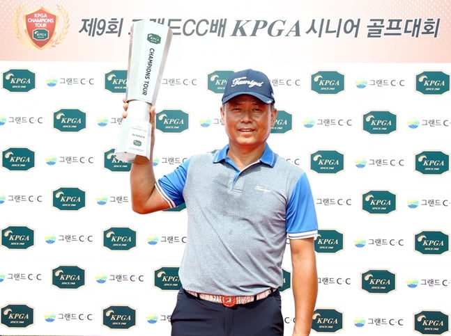 제9회 그랜드CC배 KPGA 시니어 골프대회 우승자 신용진./사진=KPGA