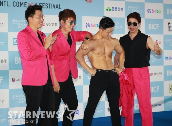 개그맨 박성호, 김재욱, 이종훈, 정범균이 23일 오후 부산 해운대구 영화의 전당 야외극장에서 열린 7회 부산국제코미디페스티벌(BICF)에 참석해 포즈를 취하고 있다. 이번 부산국제코미디페스티벌은 오늘부터 내달 1일까지 열흘간 부산 각 지역에서 유·무료 공연이 진행된다. / 사진=이동훈 기자 photoguy@