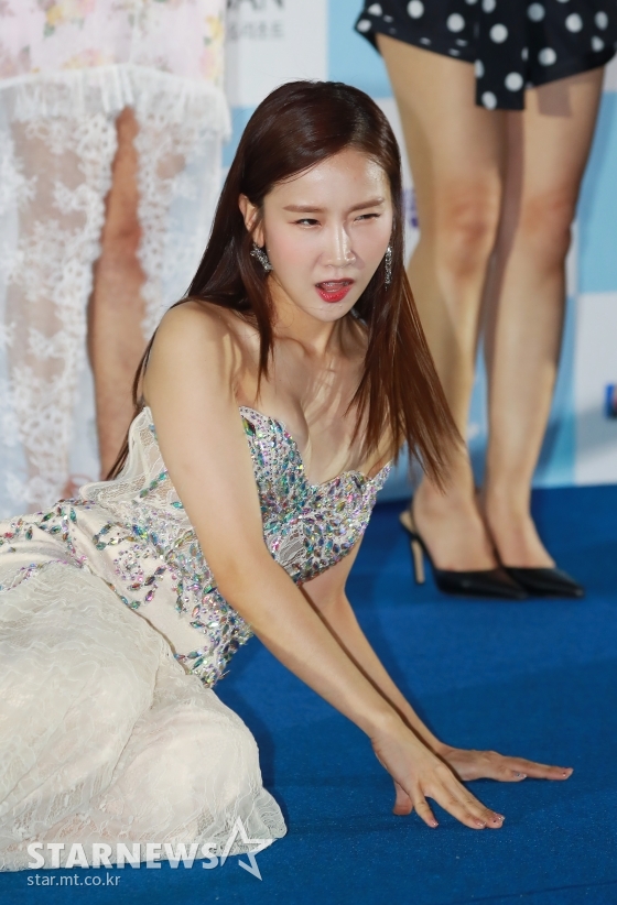 개그우먼 박소영이 23일 오후 부산 해운대구 영화의 전당 야외극장에서 열린 7회 부산국제코미디페스티벌(BICF)에 참석해 포즈를 취하고 있다. 이번 부산국제코미디페스티벌은 오늘부터 내달 1일까지 열흘간 부산 각 지역에서 유·무료 공연이 진행된다. / 사진=이동훈 기자 photoguy@
