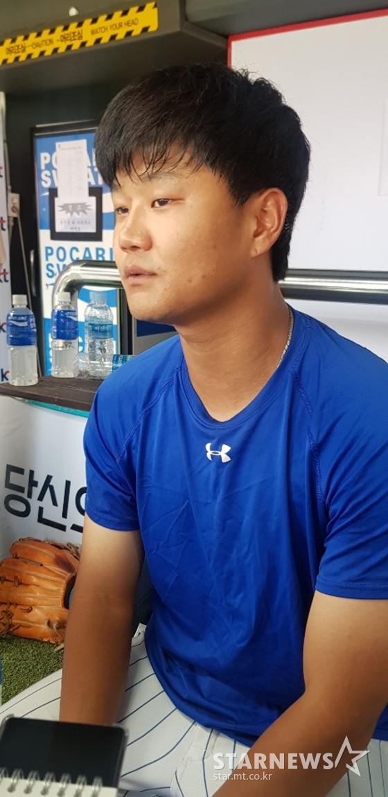 지난 8월 5일 신인드래프트 트라이아웃 이후 취재진의 질문에 답하고 있는 손호영. /사진=이원희 기자