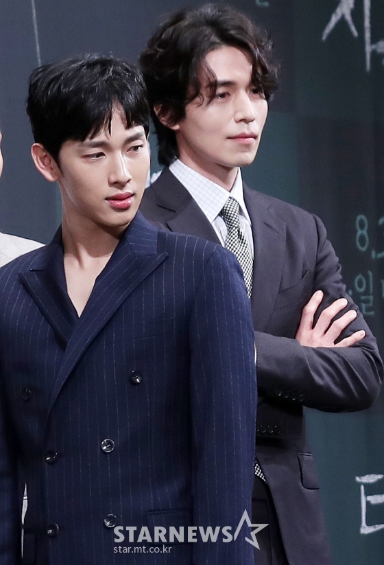  배우 임시완, 이동욱이 28일 오후 서울 강남구 임피리얼팰리스에서 진행된 OCN 드라마 '타인은 지옥이다' 제작발표회에 참석해 포즈를 취하고 있다. / 사진=김휘선 기자 hwijpg@