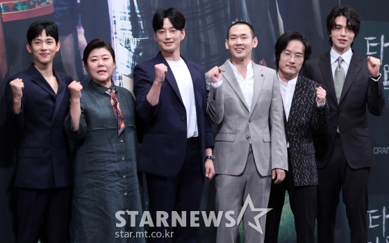 배우 임시완, 이정은, 이현욱, 박종환, 이중옥, 이동욱이 28일 오후 서울 강남구 임피리얼팰리스에서 진행된 OCN 드라마 '타인은 지옥이다' 제작발표회에 참석해 포즈를 취하고 있다. / 사진=김휘선 기자 hwijpg@