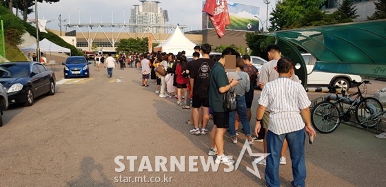 팬 사인회에 참가한 한화 청주 팬들. /사진=이원희 기자