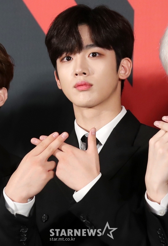 그룹 엑스원 김요한이 27일 오후 서울 고척스카이돔에서 진행된 X1(엑스원) 첫 번째 미니 앨범 '비상 : QUANTUM LEAP(비상 : 퀀텀 리프)' 발매 기념 데뷔 기자간담회에 참석해 포즈를 취하고 있다. / 사진=김휘선 기자