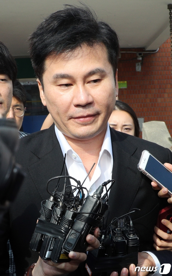 해외에서 원정도박을 했다는 의혹을 받고 있는 양현석 전 YG엔터테인먼트 대표가 30일 오전 경찰조사를 마치고 서울지방경찰청 지능범죄수사대를 나서고 있다. /사진=뉴스1