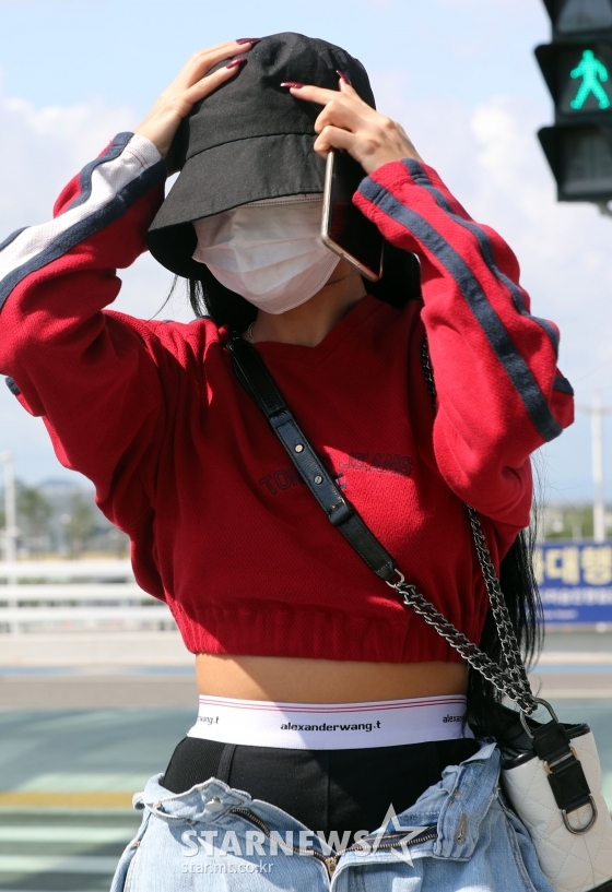 그룹 마마무 솔라, 문별, 휘인, 화사가 인도네시아 자카르타에서 열리는 행사를 위해 30일 오후 인천국제공항을 통해 출국하고 있다.그룹 마마무 솔라, 문별, 휘인, 화사가 인도네시아 자카르타에서 열리는 행사를 위해 30일 오후 인천국제공항을 통해 출국하고 있다. / 사진=임성균 기자 tjdrbs23@