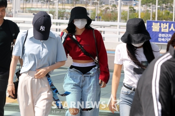 그룹 마마무 솔라, 문별, 휘인, 화사가 인도네시아 자카르타에서 열리는 행사를 위해 30일 오후 인천국제공항을 통해 출국하고 있다.그룹 마마무 솔라, 문별, 휘인, 화사가 인도네시아 자카르타에서 열리는 행사를 위해 30일 오후 인천국제공항을 통해 출국하고 있다. / 사진=임성균 기자 tjdrbs23@