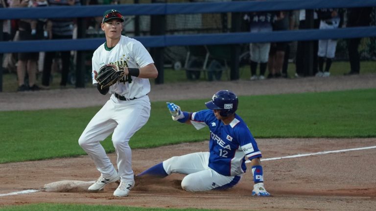 3루에서 아웃되는 강현우(오른쪽). /사진=WBSC 제공
