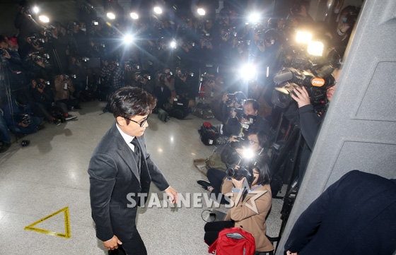 사석에서 촬영한 동영상을 빌미로 글램 다희와 모델 이 씨로 부터 50억원 요구 협박을 받은 배우 이병헌이 2014년 11월 24일 오후 서울중앙지방법원에서 진행되는 2차 공판에 증인으로 출석하고 있다. /서울중앙지방법원=이기범 기자