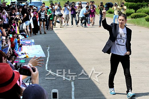 슈퍼주니어 멤버 김희철이 2011년 9월 1일 오후 충남 논산 연무읍 육군훈련소에 입소하기 전 팬들에게 인사를 건네고 있다. /논산(충남)=홍봉진 기자