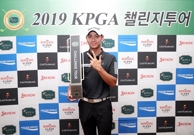 우승트로피를 들고 3승을 의미하는 3을 펼쳐보이는 최호영./사진=KPGA