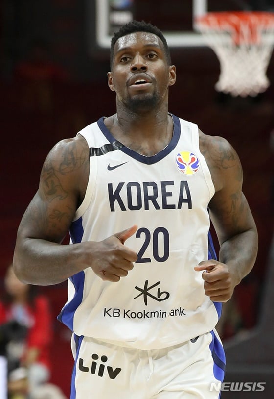 4일(현지시간) 중국 우한 스포츠센터에서 열린 2019 FIBA 농구월드컵 대한민국과 나이지리아의 B조 마지막 경기, 라건아가 지난 3일 심정지로 세상을 떠난 故 정재홍(SK)을 추모하는 의미로 검정 테이프를 붙이고 경기에 임하고 있다. /사진=뉴시스