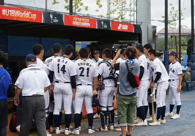7일 호주전 패배 이후 더그아웃에서 미팅을 하고 있는 일본 선수단. /사진=WBSC 제공
