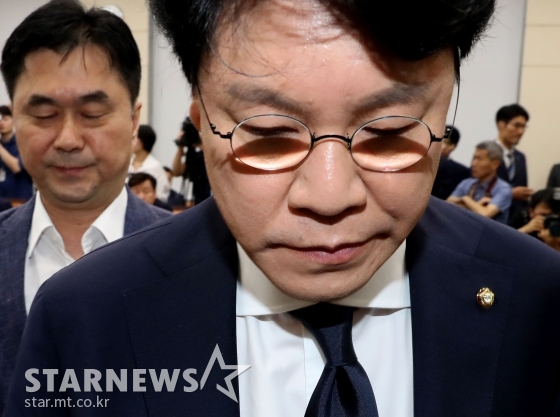  자유한국당 장제원 의원이 29일 오전 서울 여의도 국회에서 열린 정치개혁특별위원회 전체회의에서 선거법 개정안 가결에 대해 항의하며 회의장을 나서고 있다. / 사진=홍봉진 기자 honggga@