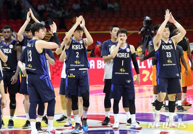 2019 FIBA 농구월드컵 순위결정전(17~32위)에서 한국이 코트디부아르를 80-71로 꺾고 기뻐하고 있다./사진=뉴시스