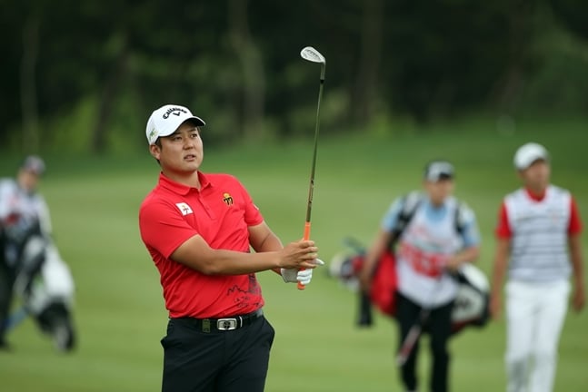 SK telecom OPEN 최종라운드에서 이수민과 공동 선두로 나서 우승컵을 차지한 함정우./사진=KPGA
