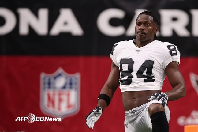 지난 8월 오클랜드 소속으로 NFL 프리시즌 경기를 준비 중인 안토니오 브라운. /AFPBBNews=뉴스1