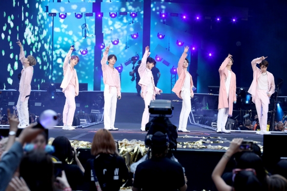 아이돌그룹 방탄소년단이 6월 1일(현지 시각) 영국 런던 웸블리 스타디움에서 열린 'LOVE YOURSELF SPEAK YOURSELF' 투어 공연을 펼치고 있는 모습. /사진제공=빅히트엔터테인먼트