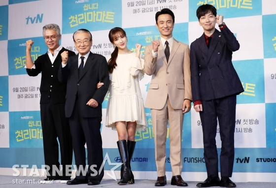 배우 박호산, 이순재, 정혜성, 김병철, 이동휘가 16일 오전 서울 마포구 서울가든호텔에서 진행된 tvN 드라마 '쌉니다 천리마마트' 제작발표회에 참석해 포즈를 취하고 있다. / 사진=김휘선 기자 hwijpg@