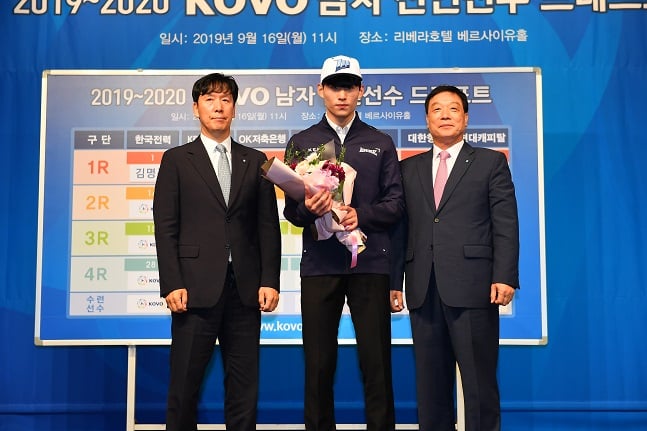 16일 열린 V리그 신인드래프트서 1라운드 지명을 받은 고졸 장지원(가운데). /사진=KOVO