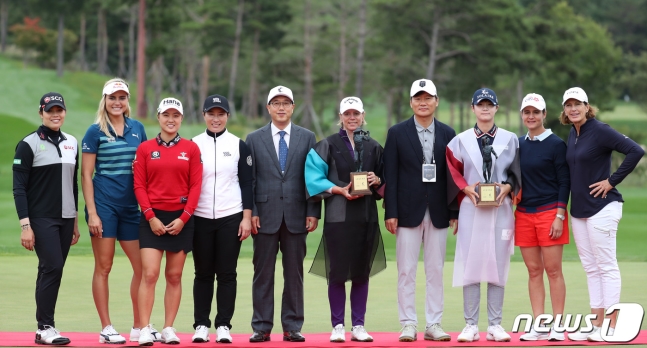 (왼쪽부터)아리야 주타누간-렉시톰슨-이민지-박세리-아니카 소렌스탐-박성현-로레나 오초아-줄리 잉스터가 21일 강원도 양양 설해원에서 열린 '설해원ㆍ셀리턴 레전드 매치' 첫날 포섬매치를 마치고 기념사진을 찍고 있다./사진=뉴스1