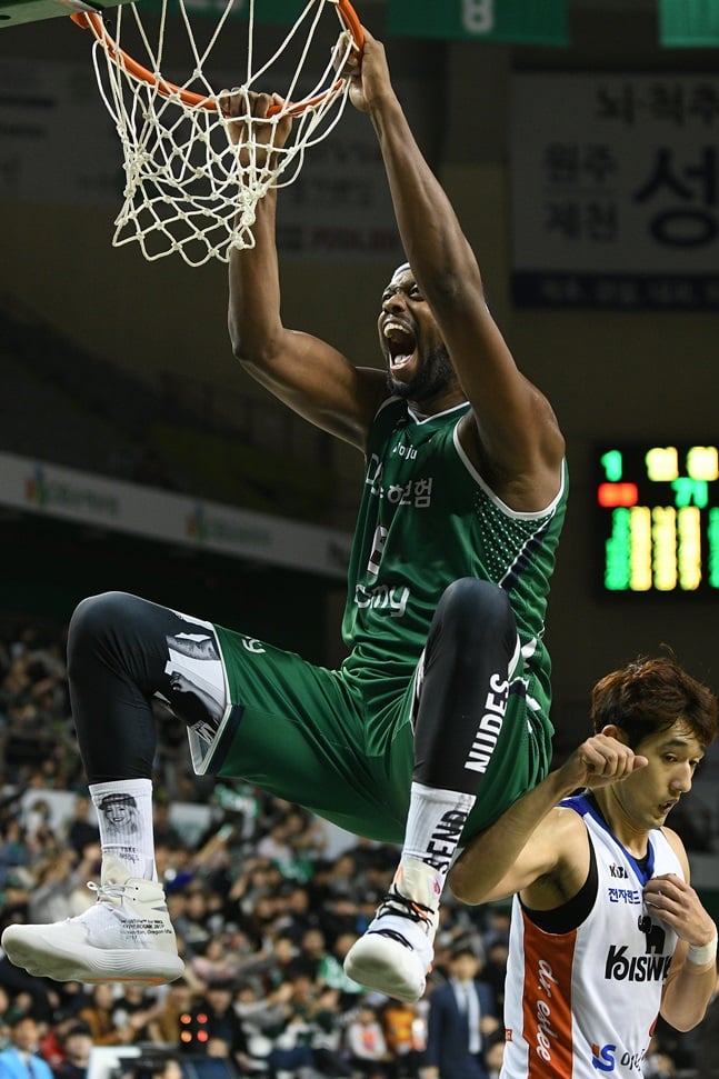 2017~2018시즌 원주 DB 소속으로 뛸 당시 로드 벤슨. /사진=KBL 제공
