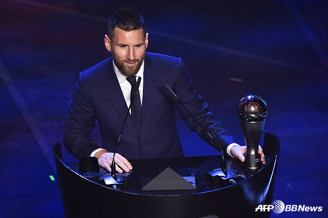 리오넬 메시가 24일에 열린 더 베스트 FIFA 풋볼어워즈 2019에서 FIFA 올해의 선수상을 받았다. /사진=AFPBBNews=뉴스1