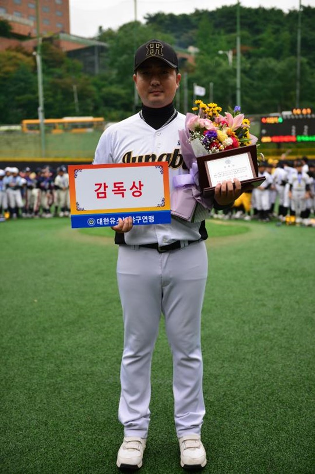 경기 화성시중부유소년야구단 김진수 감독. /사진=대한유소년야구연맹