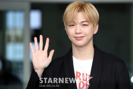 가수 강다니엘이 말레이시아에서 열리는 팬미팅을 위해 20일 오후 인천국제공항을 통해 출국하고 있다. / 사진=임성균 기자 tjdrbs23@