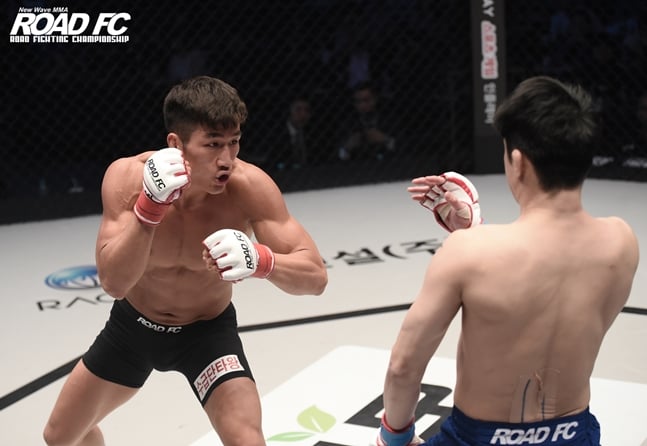 장익환 맞대결을 앞두고 있는 김민우(왼쪽)./사진=ROAD FC