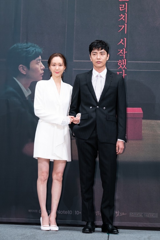 이유영(왼쪽)과 이민기./사진제공=OCN