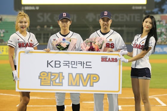두산 베어스의 정수빈(왼쪽에서 두 번째)과 유희관(왼쪽에서 세 번째)이 팀 내 9월 MVP에 선정됐다. /사진=두산 베어스 제공