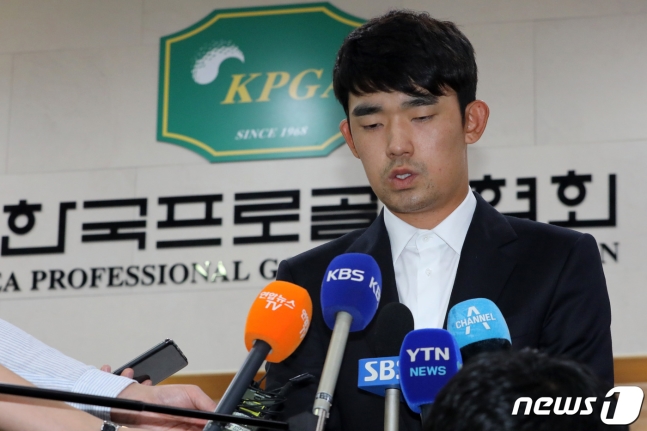 김비오(29·호반건설)가 1일 오전 경기도 성남시 분당구 한국프로골프협회에서 열린 상벌위원회를 마친 뒤 입장을 밝히고 있다./사진=뉴스1