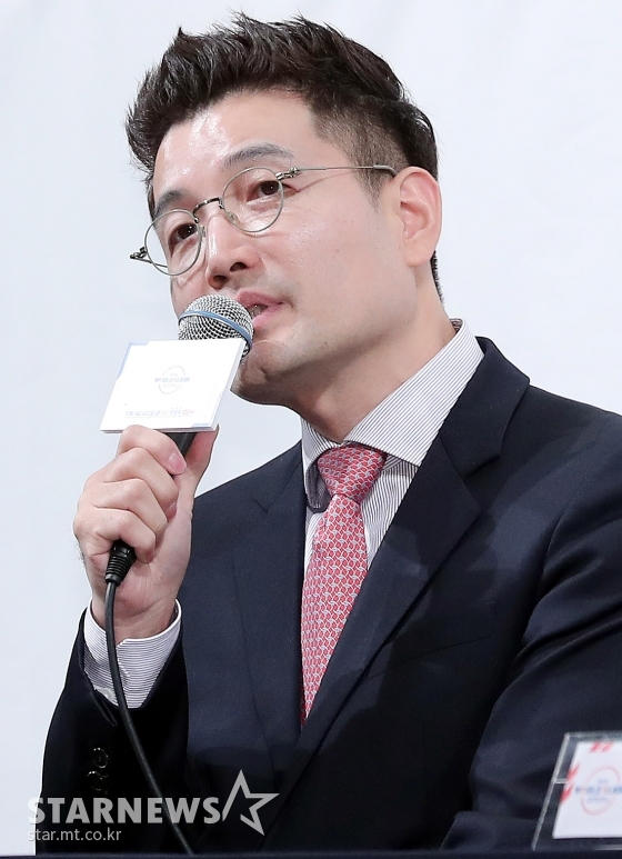  스톤뮤직 정창환 대표가 4일 오후 서울 강남구 논현동 임피리얼팰리스호텔에서 열린 엠넷-네이버 VLIVE 글로벌 K-POP 아이돌 성장 일기 '투 비 월드 클래스(TO BE WORLD KLASS)' 제작발표회에서 인사말을 하고 있다.
'투 비 월드 클래스'는 트레이닝, 무대, 평가, 선발이라는 기존의 오디션 공식을 벗어 던진 글로벌 리얼리티 서바이벌 프로그램으로 매주 금요일 오후 11시에 방송된다. / 사진=김창현 기자 chmt@