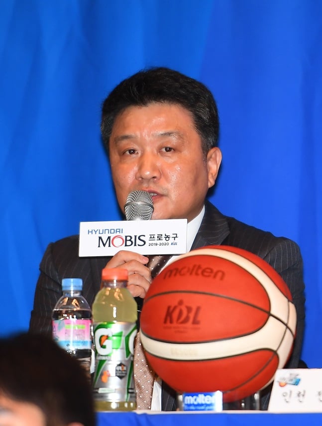 지난 1일 열린 2019~2020 현대모비스 프로농구 미디어데이 현장에 참석한 인천 전자랜드 유도훈 감독. /사진=KBL 제공