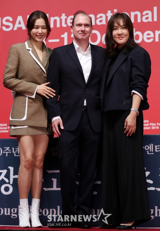 이하늬와 미국 에이전시 아티스트인터내셔널그룹 데이비드 엉거 대표, 사람엔터테인먼트 이소영 대표가 5일 부산 센텀시티 신세계 문화홀에서 세미나를 열고 포즈를 취하고 있다/사진=김휘선 기자