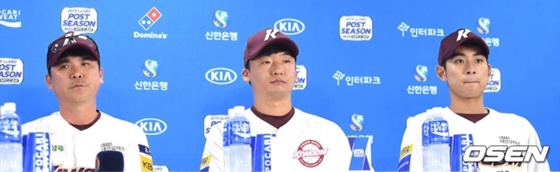 5일 서울 고척스카이돔에서 2019 신한은행 MY CAR KBO 포스트시즌 키움 히어로즈와 LG 트윈스의 준플레이오프 미디어데이가 진행됐다. 키움 장정석 감독, 오주원, 이정후(오른쪽)가 질문을 듣고 있다. /사진=OSEN