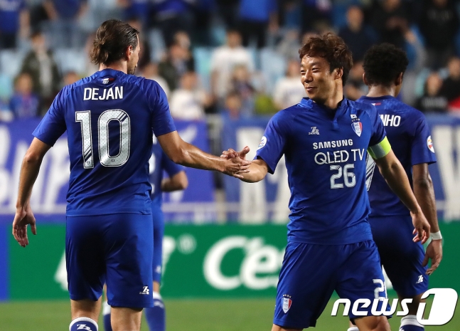 염기훈(오른쪽)과 데얀. /사진=뉴스1