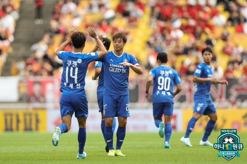 6일 빅버드에서 열린 FC서울전에서 만회골을 터트린 염기훈(가운데). /사진=한국프로축구연맹 제공