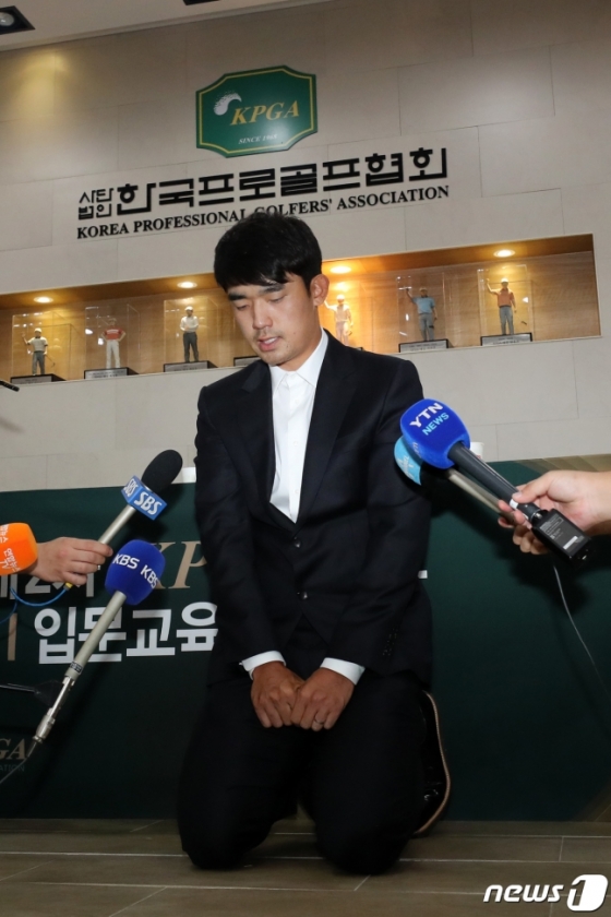 김비오가 지난 1일 한국프로골프협회에서 열린 상벌위원회를 마친 뒤 무릎 꿇고 사죄하고 있다. /사진=뉴스1