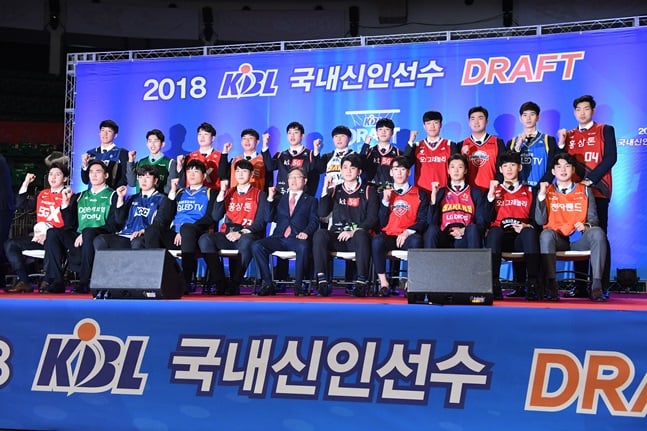 2019 KBL 국내 신인선수 드래프트 참가자 47명이 확정됐다. 사진은 지난해 드래프트 지명자들. /사진=KBL 제공