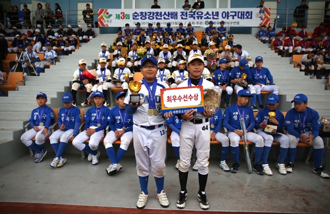 MVP를 받은 채승민(왼쪽·경기 파주시유소년야구단)과 이재준(서울 도봉구유소년야구단). /사진=대한유소년야구연맹