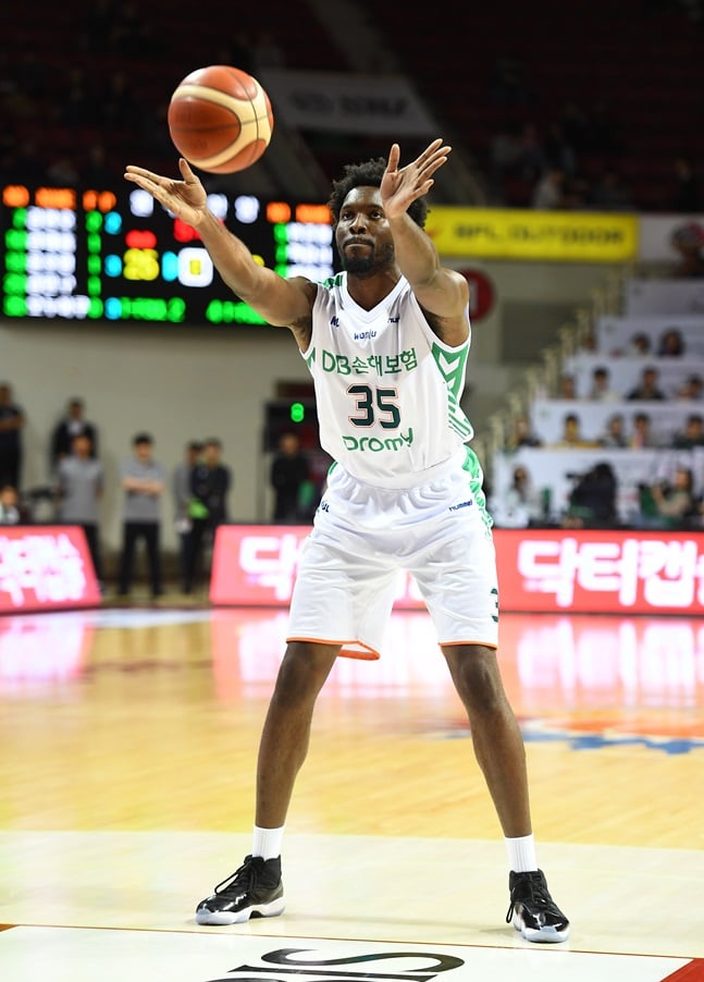 아래에서 위로 던지는 '강백호 자유투'를 선보인 치나누 오누아쿠. /사진=KBL 제공